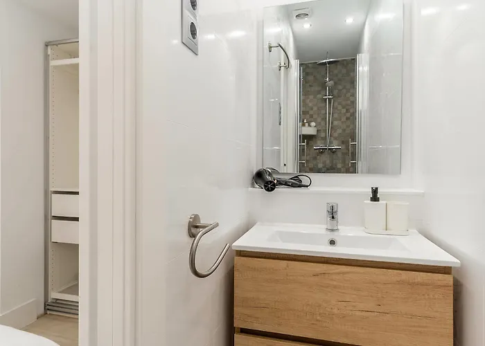 236 - Ab Poble Sec Montjuic ברצלונה